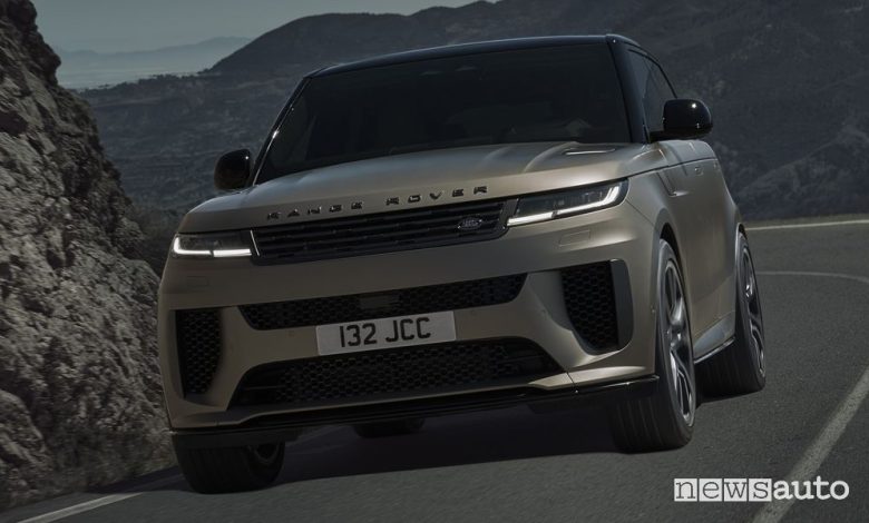 Range Rover Sport SV frontale su strada