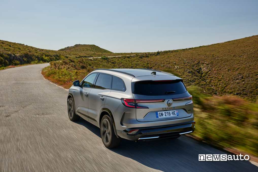 Renault Espace E-TECH Esprit Alpine posteriore in movimento