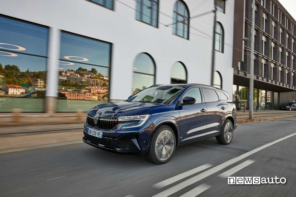 Renault Espace E-TECH Iconic anteriore