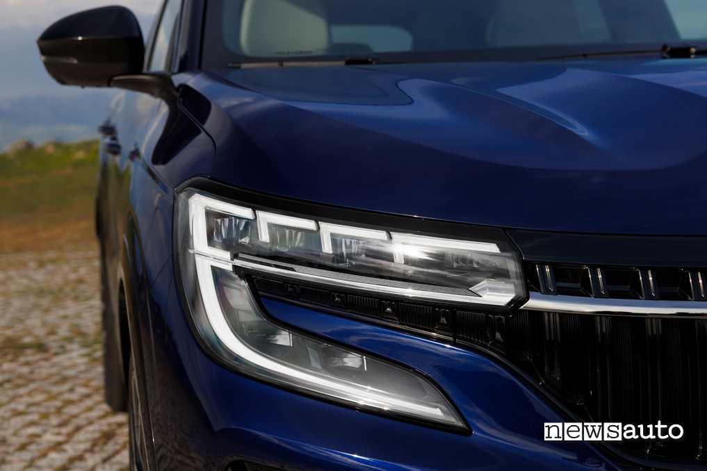 Renault Espace E-TECH Iconic fari anteriori led matrix