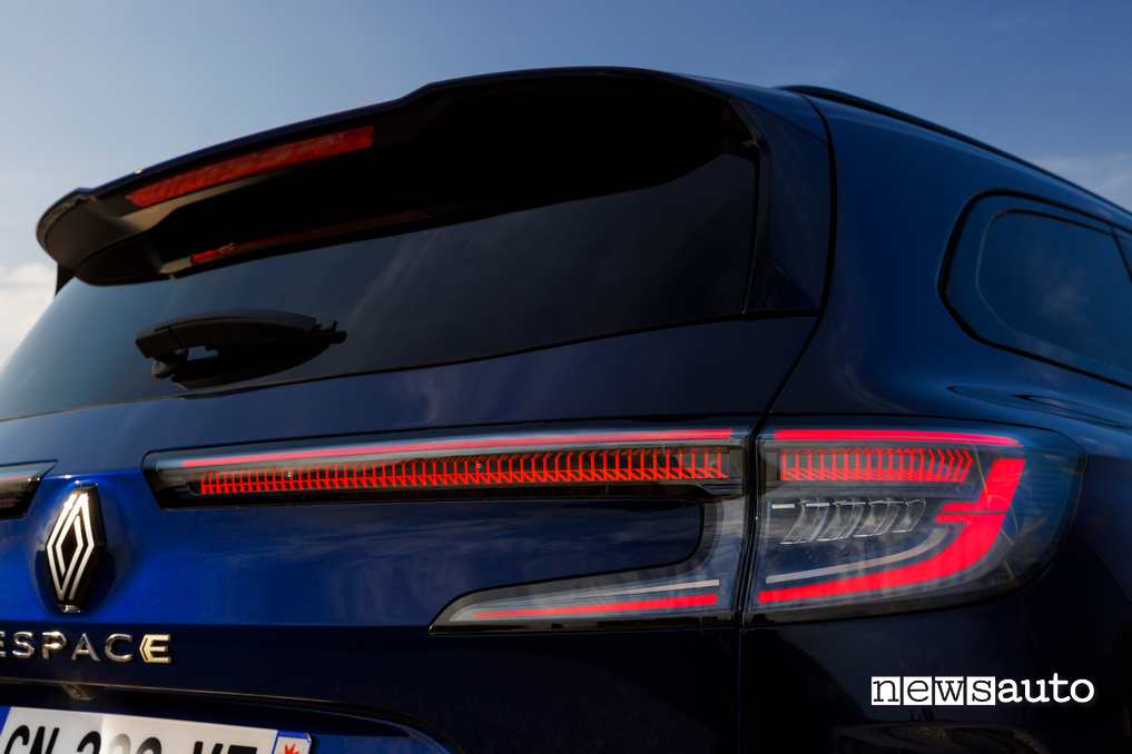 Renault Espace E-TECH Iconic fari posteriori led
