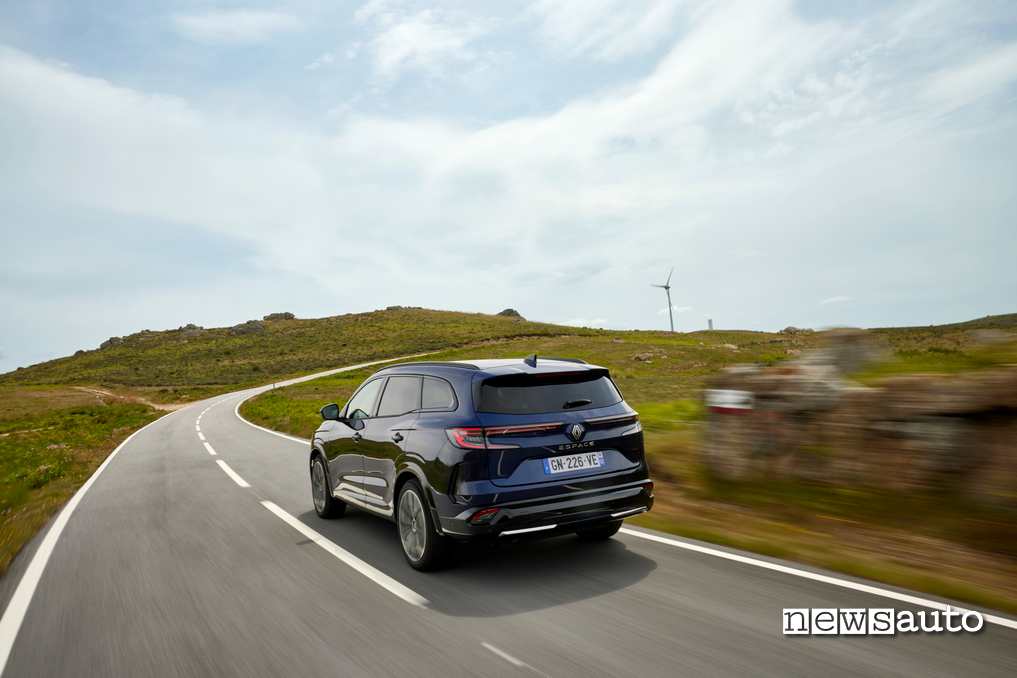 Renault Espace E-TECH Iconic posteriore movimento