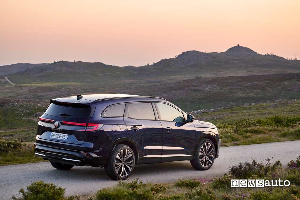 Renault Espace E-TECH Iconic posteriore