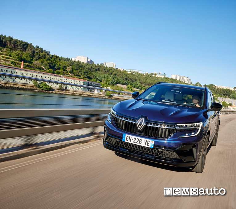 Renault Espace E-TECH Iconic prova su strada