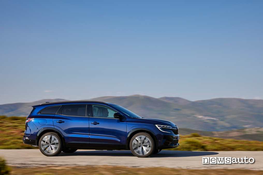 Renault Espace E-TECH Iconic vista laterale in movimento