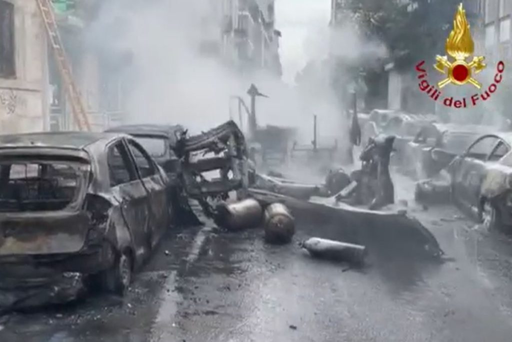 le bombole di ossigeno esplose sul camion a Milano