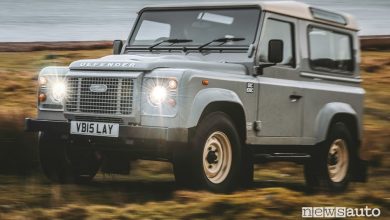 Land Rover Defender Works V8 Islay Edition in movimento