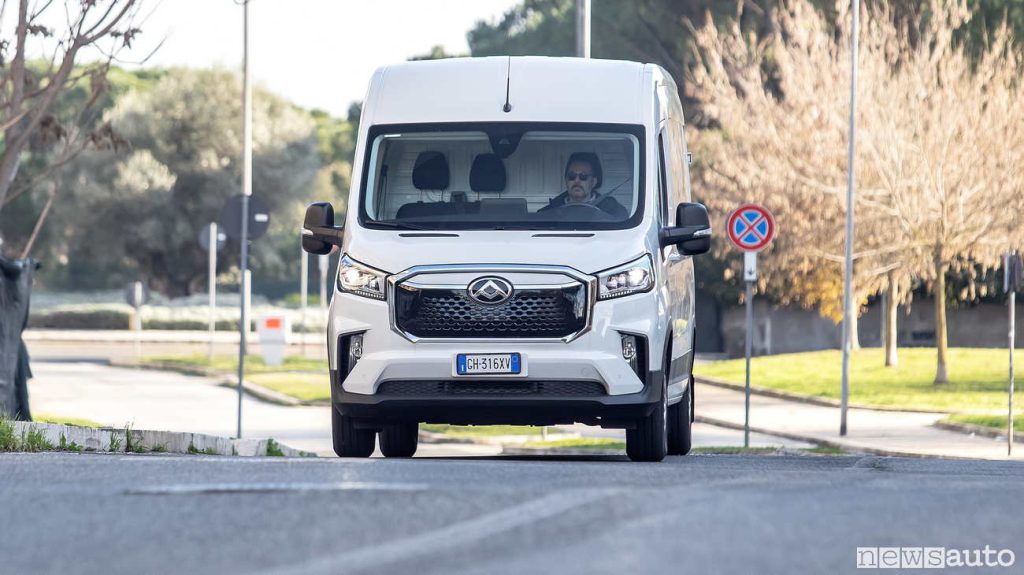 Test prova su strada a Roma del furgone elettrico maxus edelive9