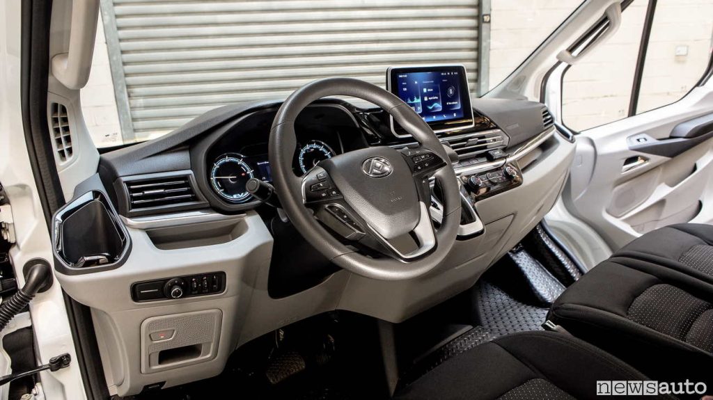 Il cruscotto del furgone Maxus eDeliver9 molto tecnologico