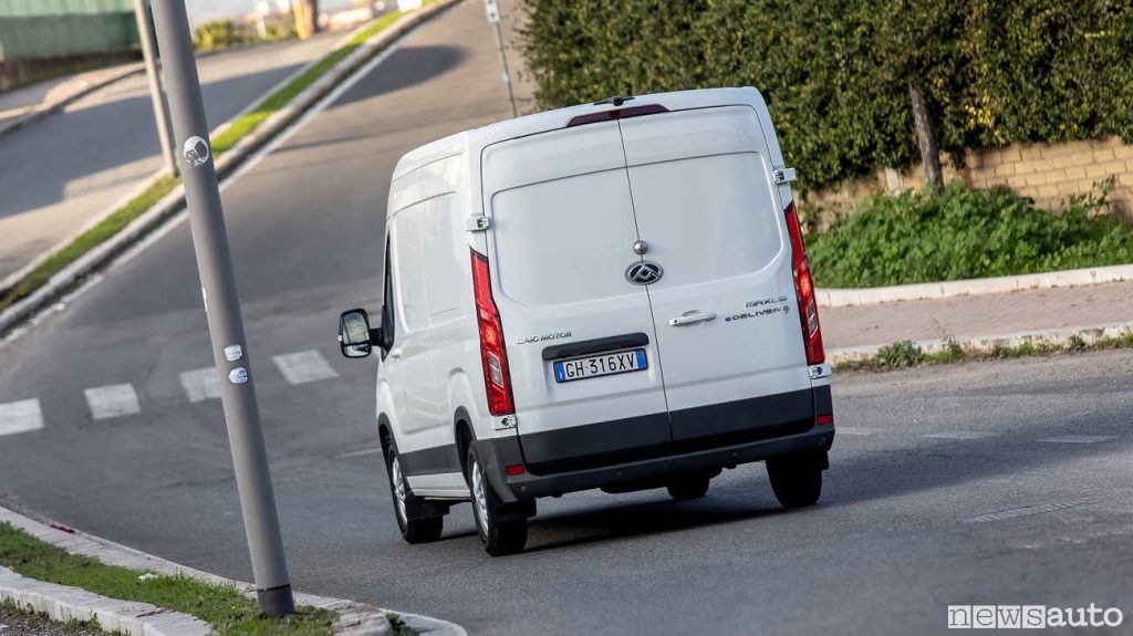 La prova su strada a Roma del furgone elettrico Maxus edelive9 vista posteriore
