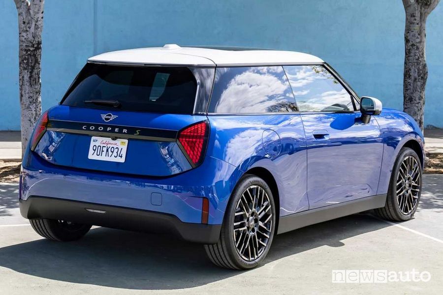 Nuova Mini Cooper S elettrica posteriore 3/4
