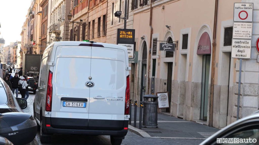 Il furgone elettrico entra senza problemi nelle ZTL attiva