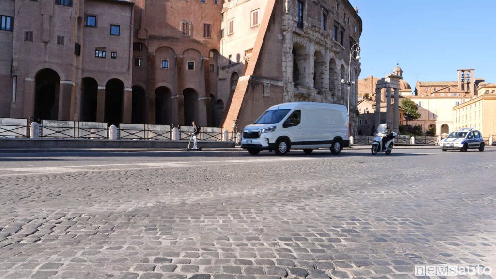 Il Maxus è molto confortevole sul pavé e sui sampietrini romani