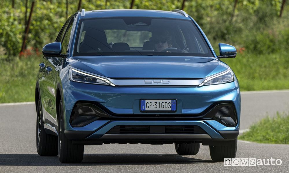 BYD Atto 3 frontale su strada