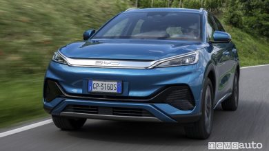 BYD Atto 3 anteriore 3/4 su strada