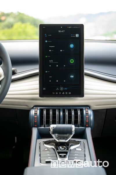 BYD Atto 3 display infotainment in posizione verticale