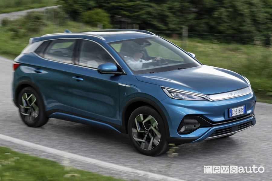 BYD Atto 3 anteriore 3/4 su strada