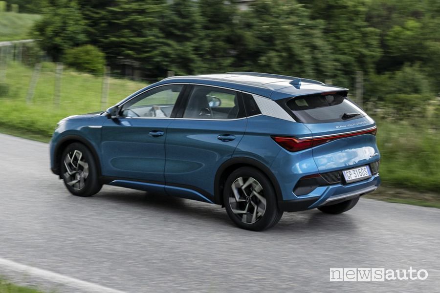 BYD Atto 3 posteriore 3/4 su strada
