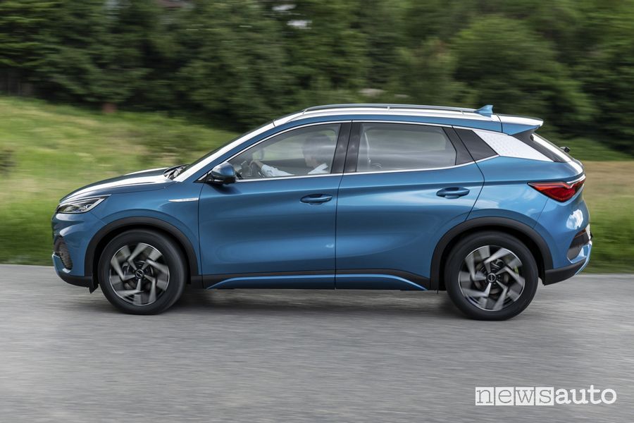 BYD Atto 3 laterale su strada