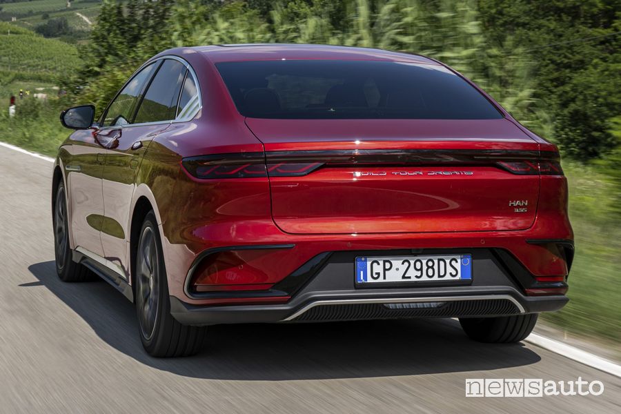 BYD Han posteriore 3/4 su strada