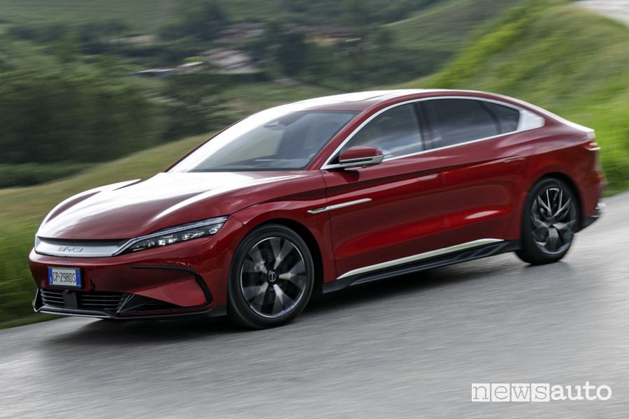 BYD Han laterale su strada