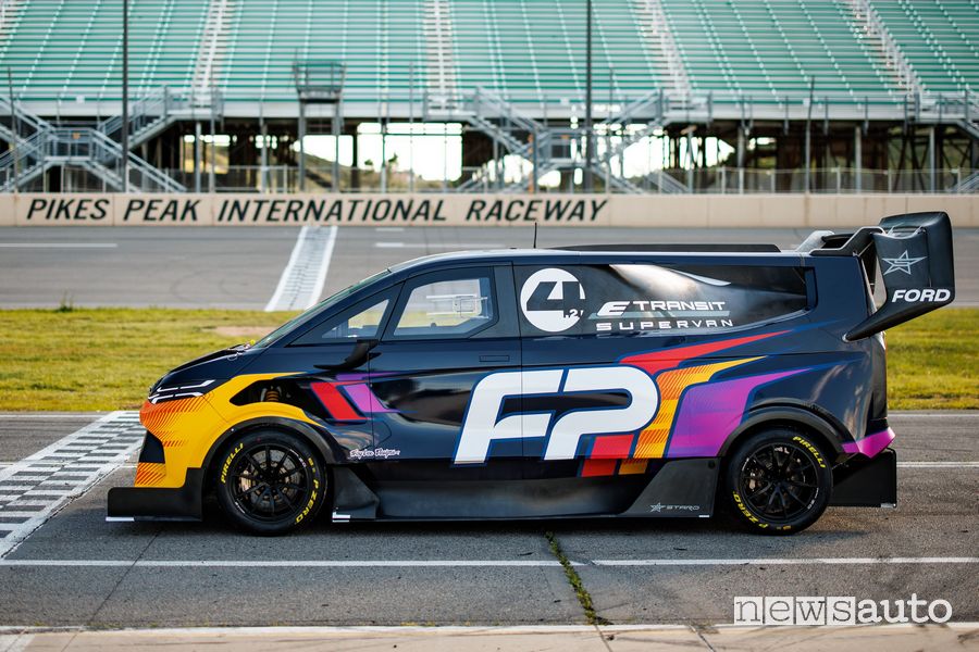 Ford Transit SuperVan Pikes Peak laterale