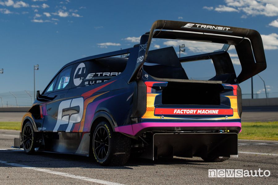 Ford Transit SuperVan Pikes Peak posteriore 3/4