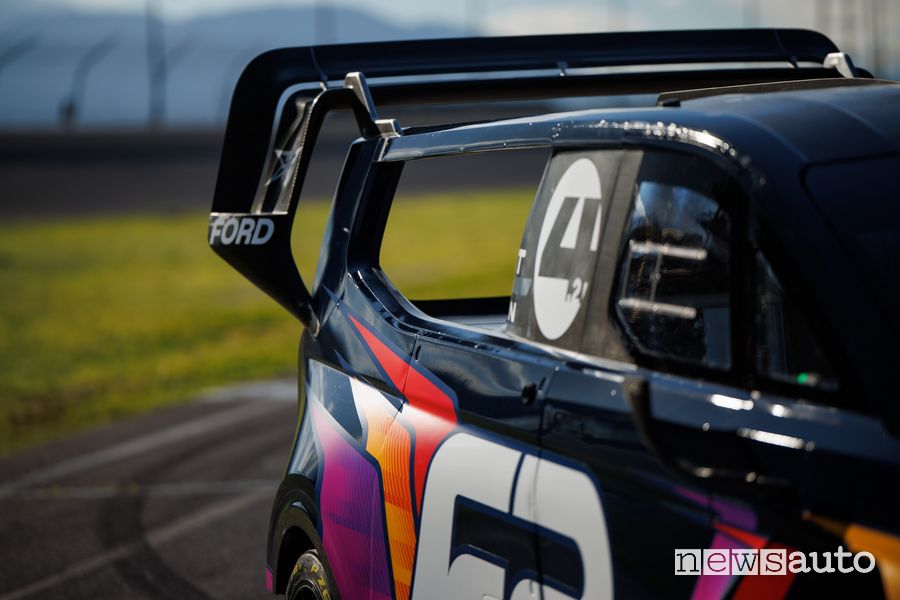 Ford Transit SuperVan Pikes Peak alettone posteriore