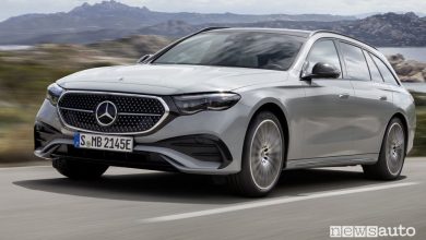 Mercedes Classe E station wagon su strada