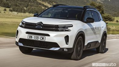Citroën C5 Aircross Hybrid 136 anteriore 3/4 su strada