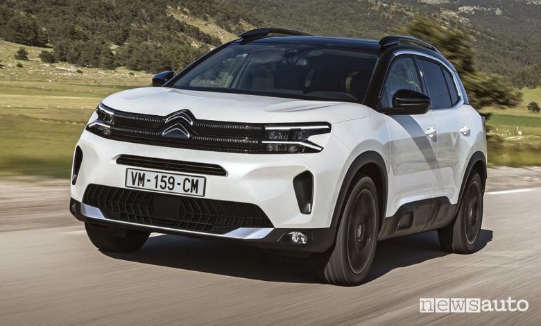 Citroën C5 Aircross Hybrid 136 anteriore 3/4 su strada