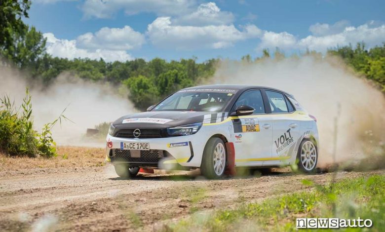 Opel Corsa-e Rally curva di traverso