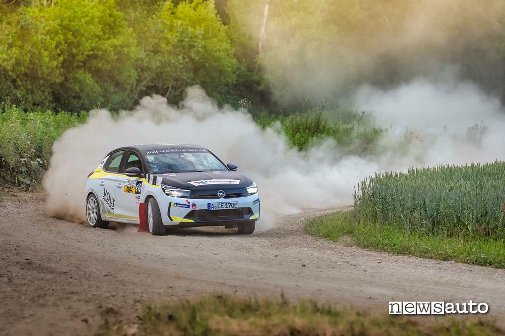 Opel Corsa-e Rally sbandata