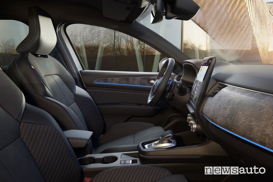 Nuova Renault Arkana Esprit Alpine sedili anteriori abitacolo