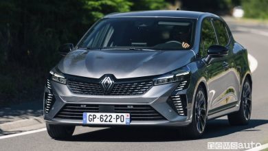 Renault Clio E-Tech Esprit Alpine grigia su strada
