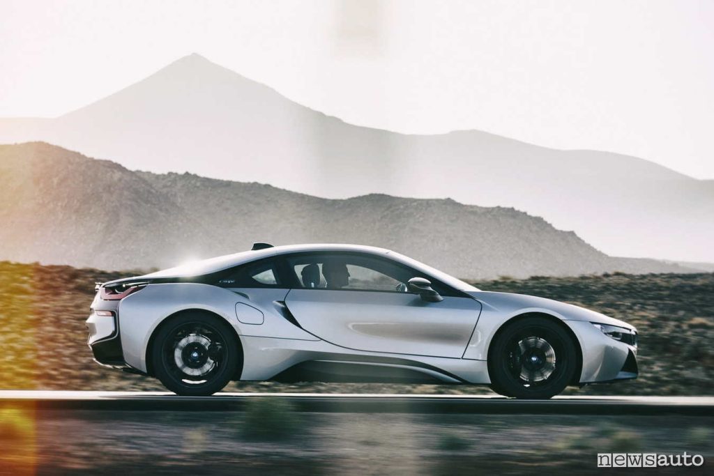 vista laterale di una BMW i8