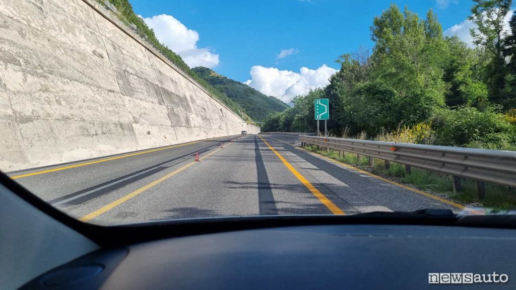 Un tratto dell'Autostrada A24 A25 nei pressi dell'uscita Tornimparte dove sono stati già effettuati e sono in corso lavori su diversi viadotti