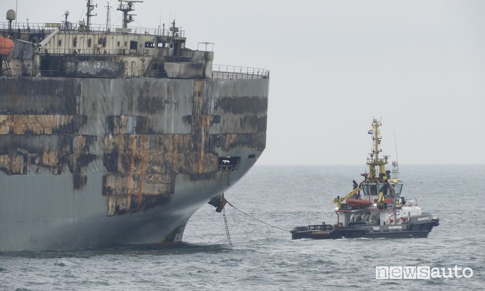 Dopo l'incidendo la nave cargo Fremantle Highway è stata trasportata nel porto olandese di Eemshaven