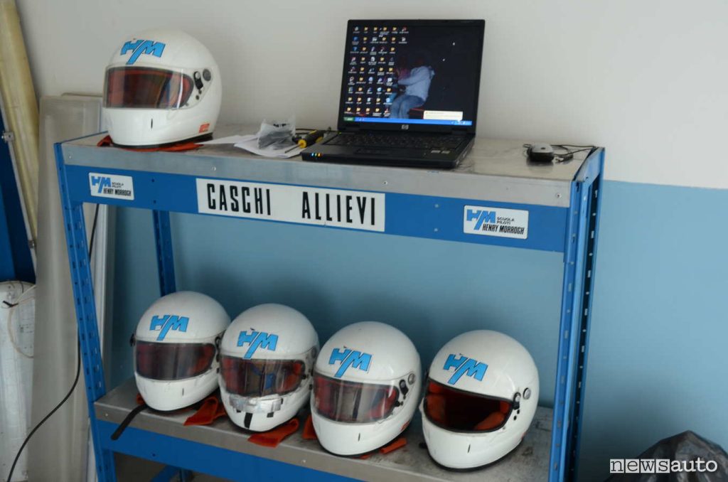 Caschi per gli allievi della scuola piloti di Herny Morrogh