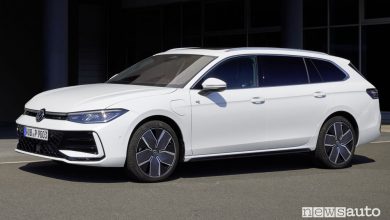Nuova Volkswagen Passat Variant R Line eHybrid anteriore 3/4