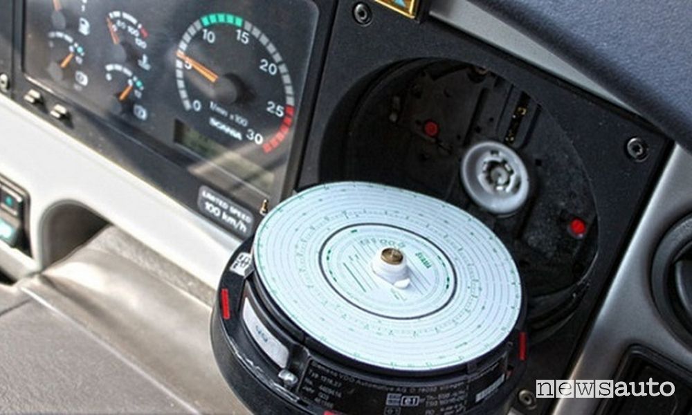 Un vecchio tachigrafico con disco in carta.