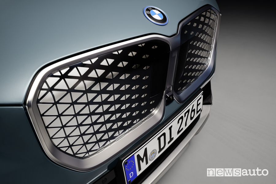 BMW iX1 eDrive20 telecamera griglia anteriore