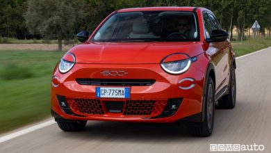 Fiat 600e La Prima su strada