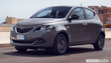 Lancia Ypsilon 2024 anteriore 3/4 su strada