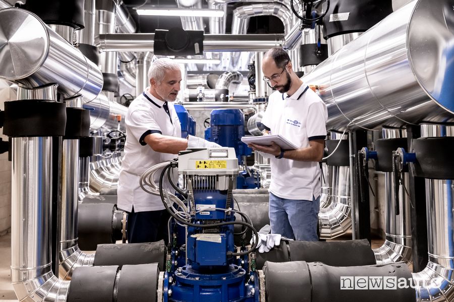 Tecnici al lavoro nel Battery Technology Center di Mirafiori
