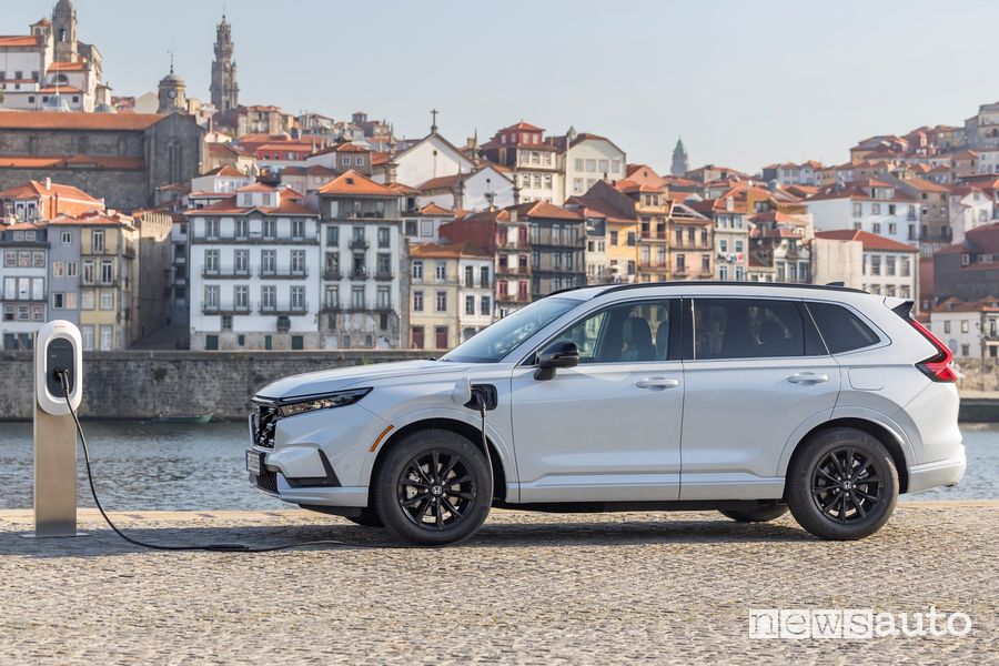 Honda CR-V e:PHEV Plug-in Hybrid in ricarica