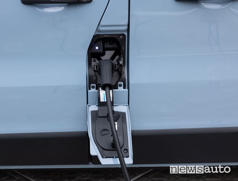 Renault Trafic Van E-Tech Electric presa di ricarica