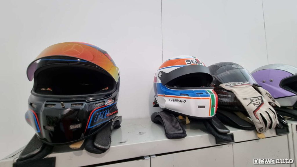 caschi con hans dei piloti smart EQ fortwo e-cup