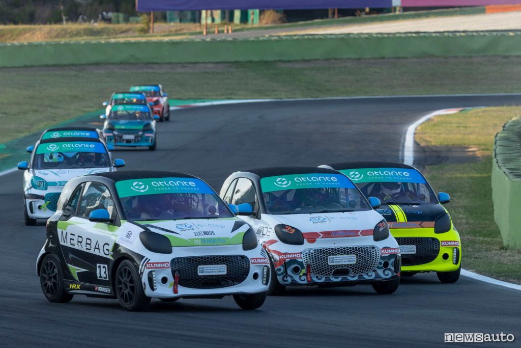 Momenti della gara in pista con le smart eq fortwo