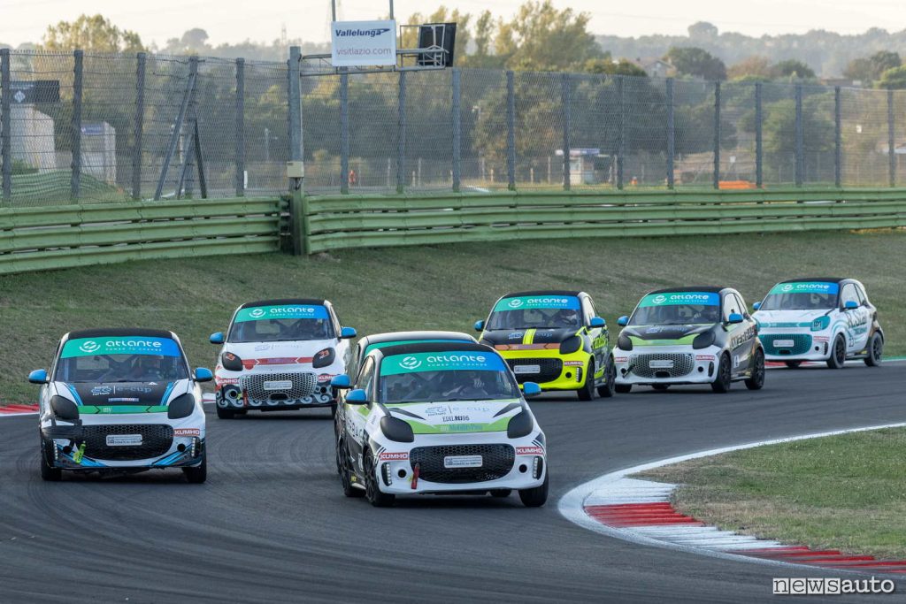 bagarre in pista smart eq fortwo nella gara romana